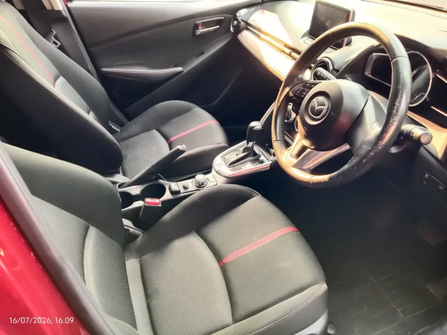 Foto Mobil Bekas Kabin Depan Mazda 2 1.5 GT Skyactiv tahun 2016